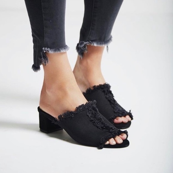 JAGGAR Block Heel Sandal - Picture 2 of 9